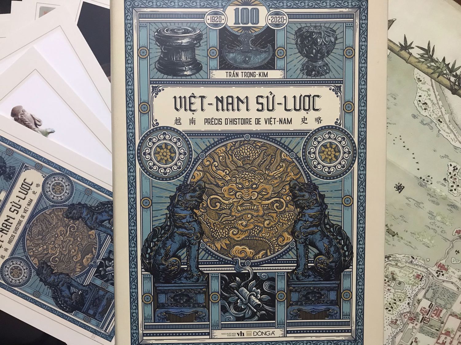 Ban đầu khi mình nhìn trên mạng mình không nghĩ bên ngoài sách lại to và đồ sộ như vậy. Cuốn sách rất dày, cầm lên đọc thì bao phê luôn. 
Vì như mình đã chia sẻ thì đây là cuốn nói về lịch sử Việt Nam nên nó rất dày không thể nào mà đọc xong hết ngay được nhưng khi mới đọc lời giới thiệu cùng phần đầu của sách mình thực sự cảm thấy rất cuốn vì những gì nội dung sách sẽ truyền tải cũng như thấy được sự kì công của bên nhà xuất bản Đông A vì đã cố gắng để giúp cho sản phẩm được hoàn thiện một cách trọn vẹn nhất. Đông A không chỉ là tạo sự thị hiếu cho độc giả về hình thức trang nhã bên ngoài mà còn làm rõ hơn, sáng hơn phần nội dung bên trong. Sách tuy hay nhưng được biên soạn trong thời gian ngắn nên không tránh được sai sót về mặt thông tin thì cũng đã được bên Đông A chú thích bên dưới. 
Ngoài ra thì sách cũng bị ảnh hưởng bởi quan điểm của Trần Trọng Kim mà theo nhà sử học Trần Huy Liệu gọi là “nặng quan điểm thực dân”. Vậy nên chúng ta là những người đọc cũng cần phải có cho mình những quan niệm và chính kiến riêng để không bị tác động, “gió chiều nào theo chiều ấy” trong bất kì tác phẩm, cuốn sách nào nha.
Chốt lại nếu ai đang muốn tìm hiểu về lịch sử nước nhà hay chỉ đơn giản muốn tìm nguồn cảm hứng học sử thì đây chắc chắn là cuốn sách phù hợp cho mọi người. Ban đầu nhìn giá sách hơi cao nhưng phải nói mua về, trải nghiệm nó rồi thì mình mới thấy nó thực sự rất xứng đáng.