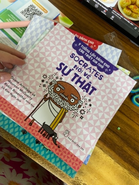 Giấy có hơi mỏng manh xíu. Nội dung thì ổn do cái này của nhà xuất bản lớn làm.