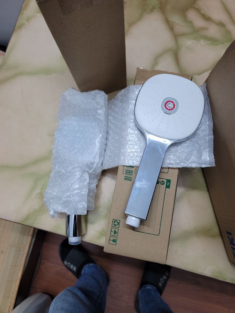 Bên app Tiki mình đặt kèm dây mà sao bên bạn giao tận 2 vòi vậy!