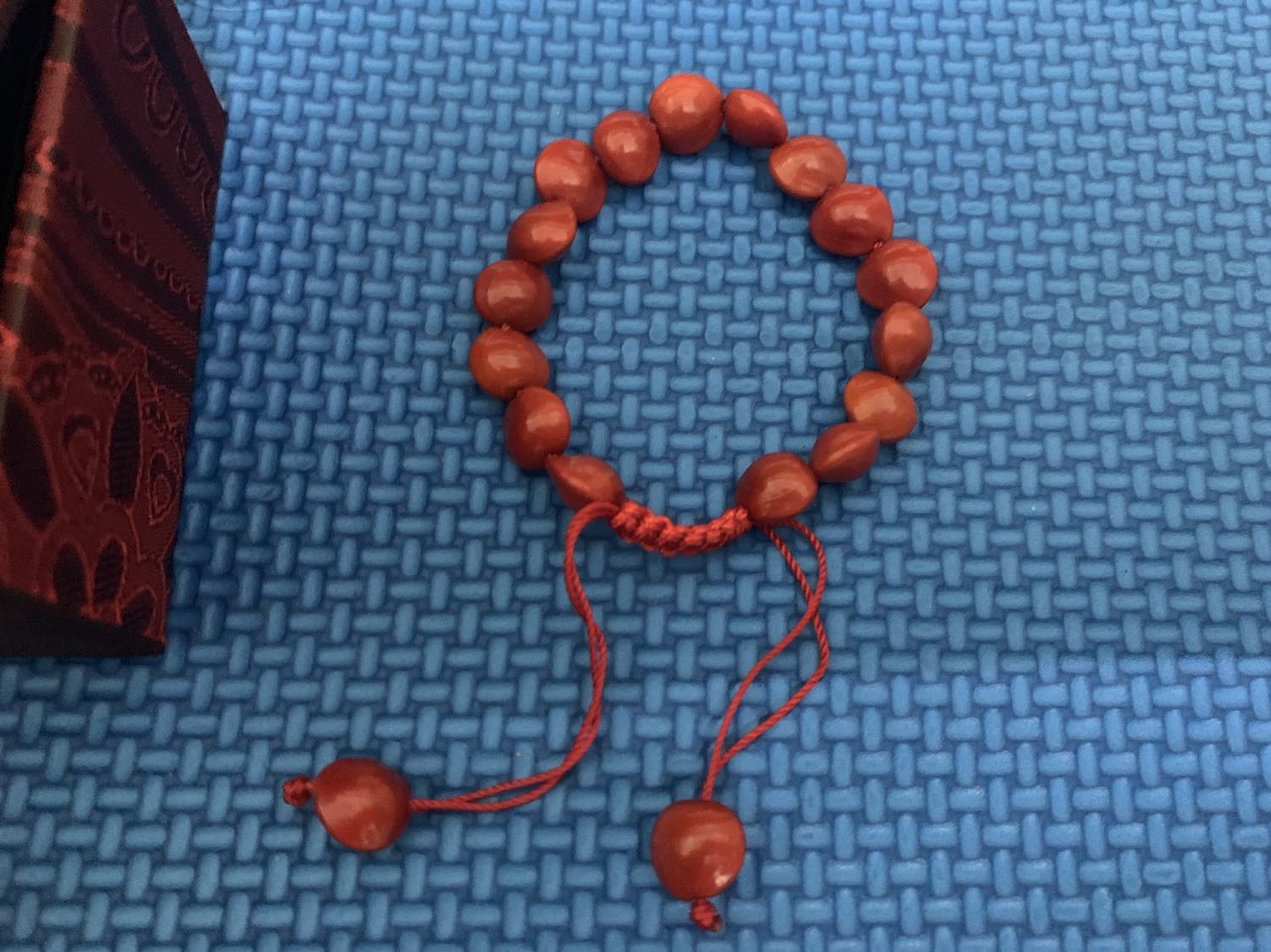 Shop đóng gói trong hộp rất đẹp, đậm chất Trung Quốc luôn ạ, hạt đậu to, bóng, màu đỏ rất đẹp! Shop giao hàng cực nhanh luôn!