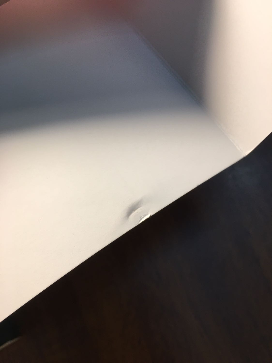 Sách hay, chất lượng tuyệt vời, giao hàng siêu nhanh, vừa đặt tối qua sáng nay có hàng luôn. NHƯNG sách vừa giao về thì bị trầy mất 1 phần phía góc sách và mặt sau thì như bị va chạm vào đâu đó khiến cho bìa sau bị cong lên 1 tí, suýt rách.