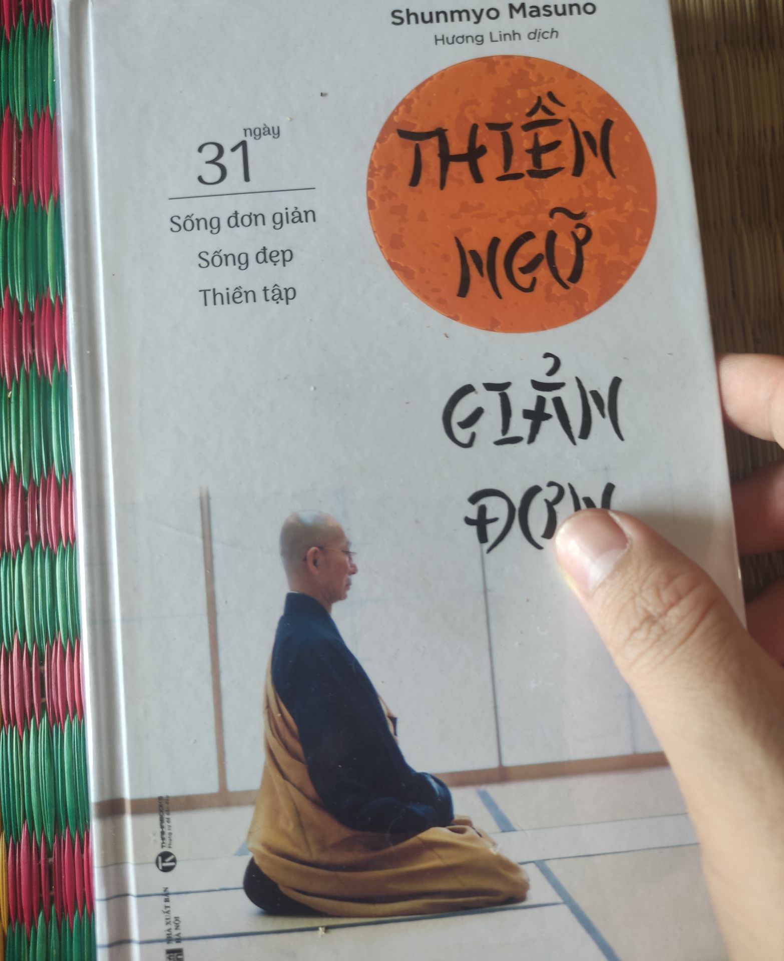 quyển sách này bìa rất đẹp, nhiều đánh giá 5 sao. Và mình đã mua và thất vọng. 
Nếu như ở bìa sách (hoặc nội dung) ghi rằng đây là 1 quyển sổ thì mình sẽ không mua. Với sự giới thiệu quyển sách đầy hấp dẫn thì đổi lại nội dung sách cực kỳ sơ sài. Đối với mình, đây không phải là sách.
Tuy nhiên, nếu bạn đang tìm 1 quyển sổ tay có 1 vài hướng dẫn thiền thì đây có thể là 1 lựa chọn tốt. Gần 1/2 quyển này là giấy trắng để ghi chú. Thiết kế cũng tối giản kiểu zen.