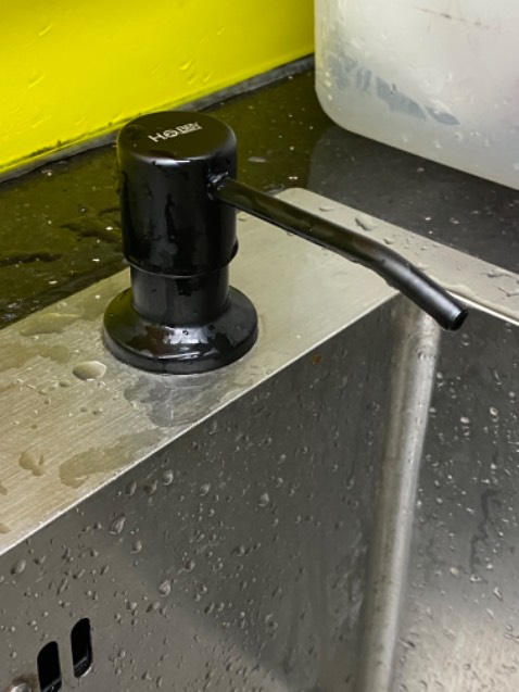 Trước khi mua bộ vòi bơm này mình đã sử dụng bộ vòi bơm chỉ có 60k nhưng chỉ được vài tháng đã bị vỡ phần vòi bên trong và không thể sử dụng được tiếp. Do vậy mình quyết định đầu tư bộ vòi này. Mặc dù đắt hơn bộ cũ nhưng chất lượng hơn hẳn. Nhấn rất đầm tay. Lượng nước rửa bát lên đều và vừa phải. Điểm trừ duy nhất là về màu sắc, nhìn không ăn nhập gì với màu của bồn rửa bát.  Mình nghĩ nhà sản xuất có thể lưu ý hơn về vấn đề này thì sẽ tuyệt vời hơn. Chấm 5 sao cho sản phẩm. Mọi người nên mua bộ này nhé.