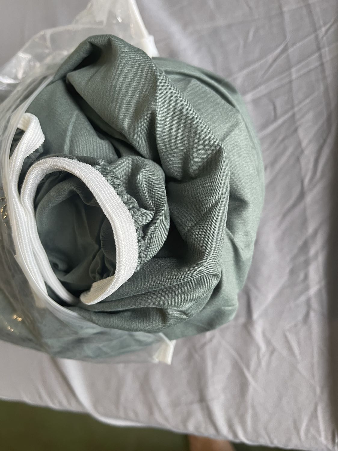 Màu sắc không giống như hình chụp quảng cáo, nên ghi rõ màu sắc khi bán có bao nhiêu màu, con hàng hay hết hàng, chụp quảng cáo thì màu xám, giao thì màu xanh. Không hài lòng