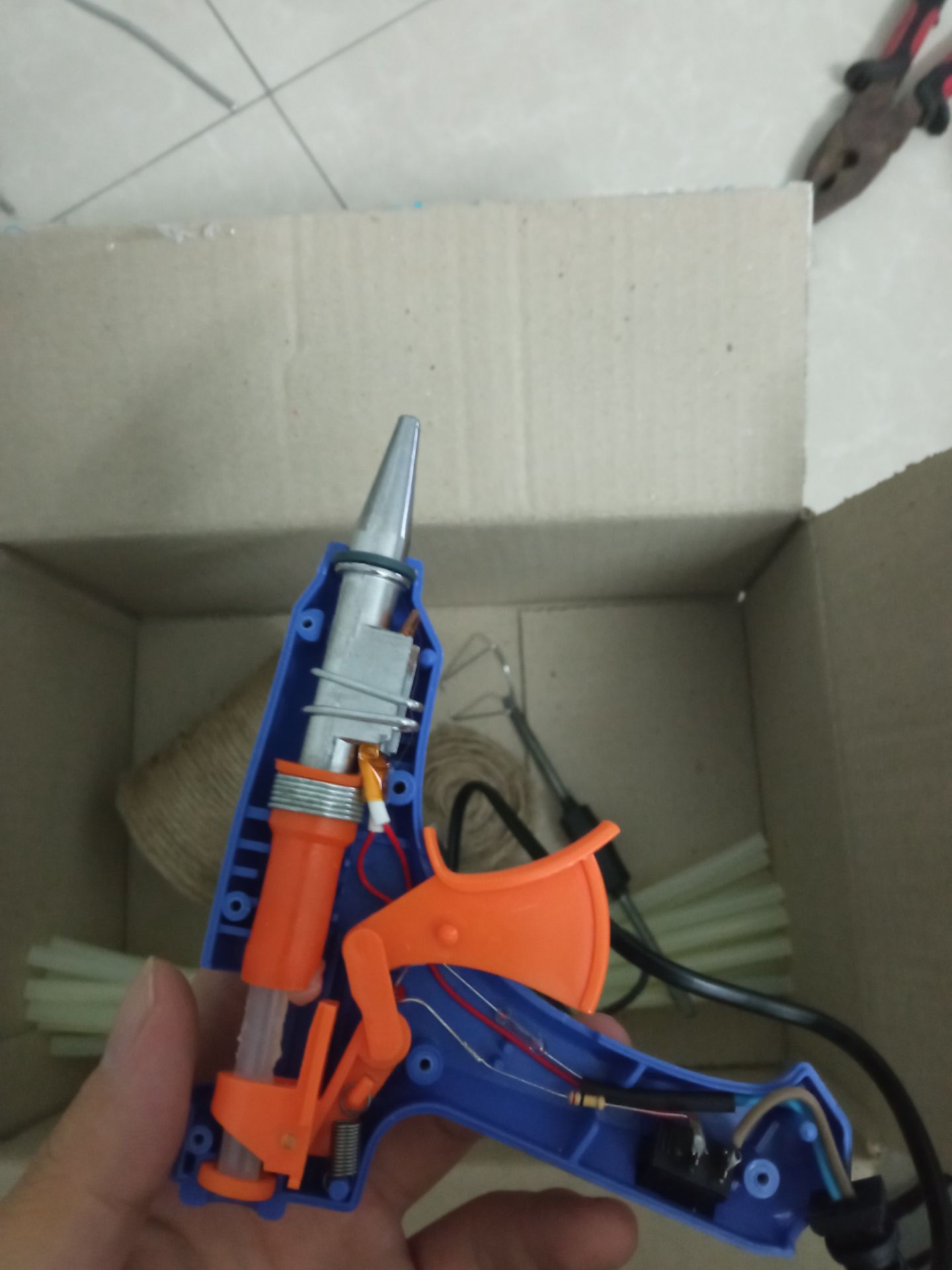 Với mức giá này thì cảm thấy em này ổn. Nhỏ nhỏ tiện tay dễ decor vật dụng nhỏ trong nhà. Còn đc tặng thêm 15 cây keo. Đánh giá : khá phê