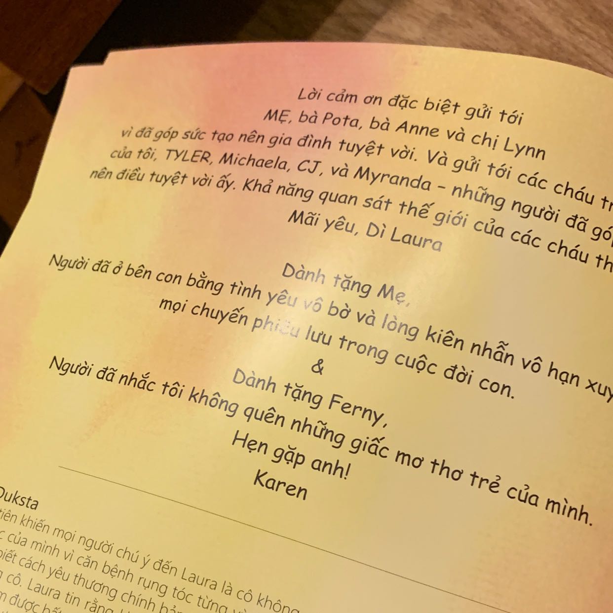 Sách in đẹp. Giấy in dày dặn không bị loá mắt. Màu in sắc nét. Không nặng mùi mực khá an toàn với em bé