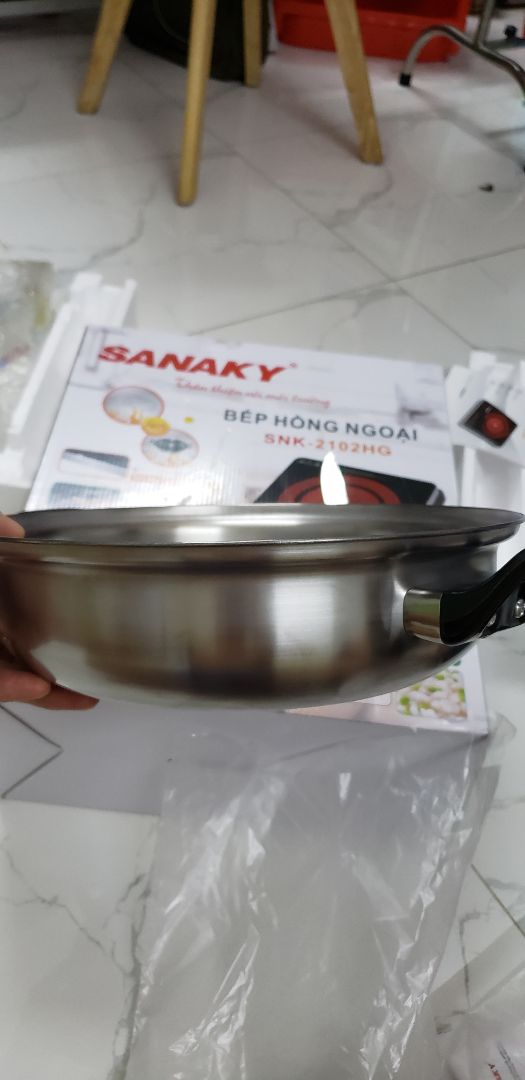 Đặt TikiNow nên nhận hàng nhanh chỉ trong 2h.
Tiki vẫn gói hàng kỹ chắc chắn như mọi khi.
Bộ sản phẩm gồm: 1 bếp + 1 nồi + 1 vỉ nướng
Bếp nhìn chắc chắn, măt kính đẹp và dễ lau chùi
Có nhiều chế độ, các phím cảm ứng nhạy
Làm nhiệt nhanh, có quạt tản nhiệt cho bếp trong suốt quá trình sử dụng. Tuy nhiên tiếng quạt kêu to nên hơi ồn. Mọi người nhớ chú ý sau khi nấu xong để tiếng quạt tắt hẳn mới rút điện ra nhé.
Vỉ nướng và nồi tặng kèm hơi mỏng nhưng cảm giác sử dụng ban đầu là tốt.
Giá sp trên tiki hiện tại rẻ nhất thị trường nên mình rất hài lòng với sp.