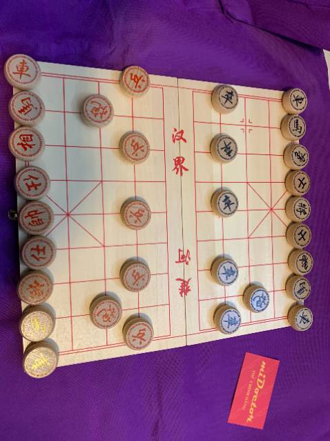 Quân cờ đầy đủ, đúng tiêu chuẩn! Đóng gói cẩn thận, hàng rất đẹp, thiết kế đẹp, tinh tế giao hàng nhanh. bàn cờ và quân cờ đều chắc chắn, bề mặt nhẵn mịn.. ko biết đúng gỗ sồi ko chứ nhìn là thuận con mắt lắm nghen! Tôi nghĩ bền, của bền tại ngừi thui!! 
Shop dán băng dính đi qua các cạnh của sản phẩm nên nhận hàng ko bị trầy xước, hộp là bàn luôn cho nên có thể gấp gọn làm đôi!
cho 5 sao