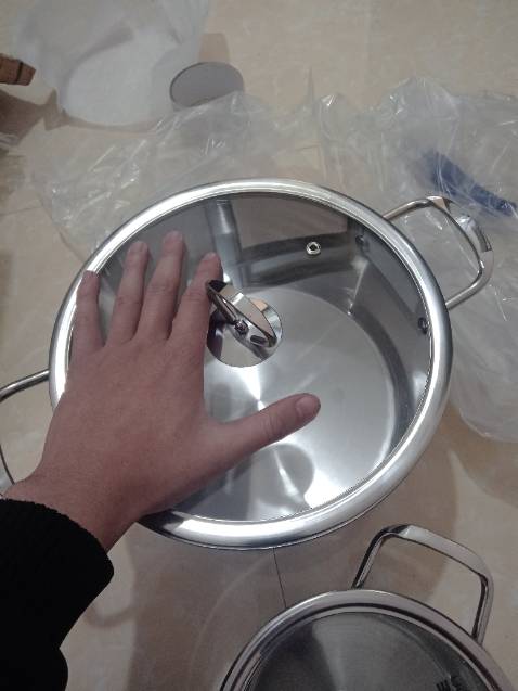 Nhận được hàng rất nhanh, 2 ngày là mình có luôn
Nhưng nhận về thì đáy nồi bị xước
Mình nghĩ vì nồi lỗi nên mới để giảm giá
Bạn nào kỹ tính thì không nên mua, 900k thì có nhiêud sự lựa chọn tốt hơn