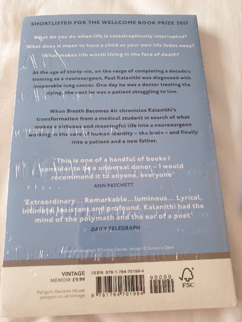 Sách in đẹp như những quyển sách khác. Giấy in hơi vàng chống lóa.
Mình mua cả 2 bản Anh, Việt