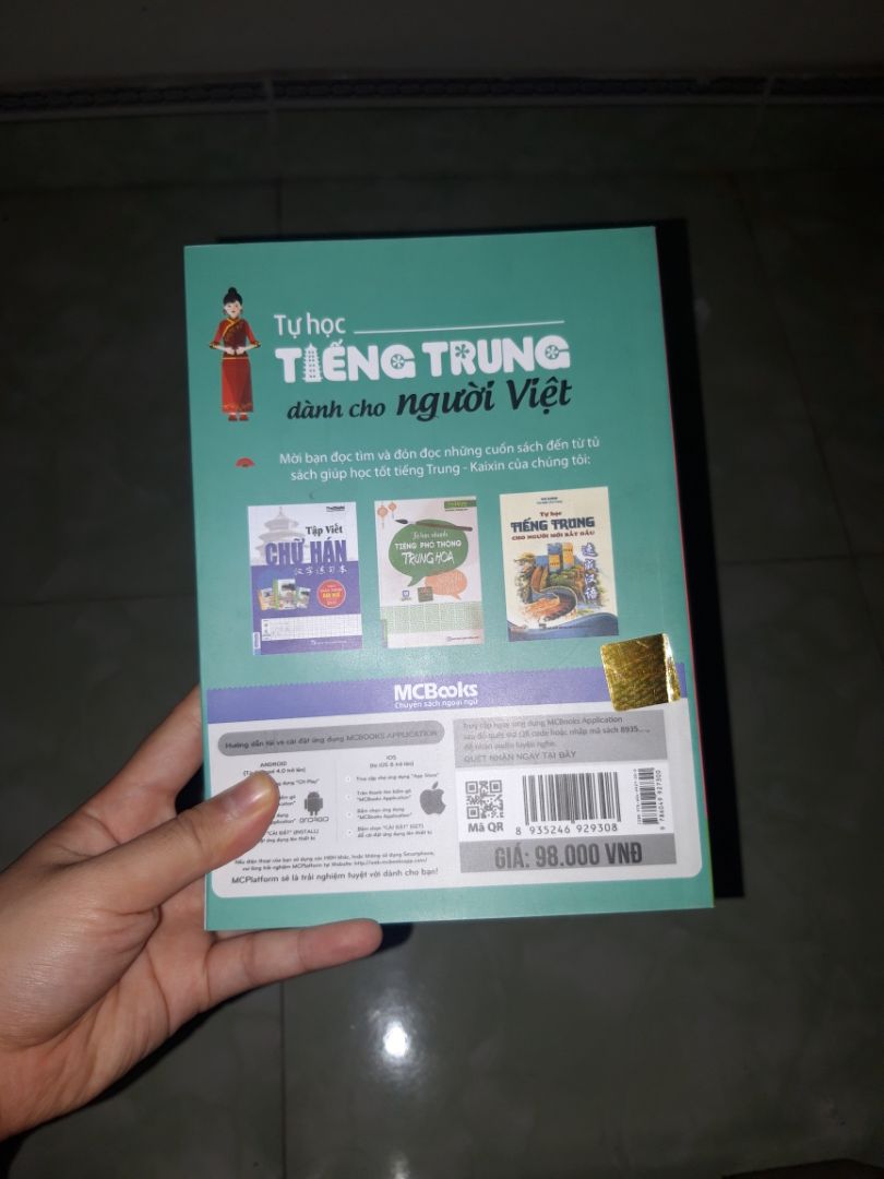 Mua cuốn đợt sale 11.11 của tiki. Vì mải săn sale quá mà đến tận bây giờ mới viết rv nè. Cuốn sách rất hữu ích có 10 chủ đề quen thuộc gồm cả ngữ pháp, cách viết, từ vựng vô cùng phong phú. Thích hợp cho bạn nào muốn bổ trợ thêm cho tiếng trung của mình nhé!!!