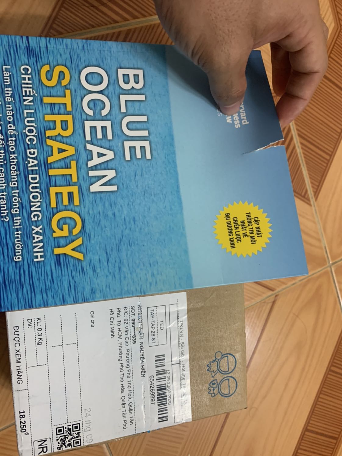 Hi Shop, vừa nhận xong sách chưa đọc mà đã không lành lặn rồi. Rách ngay bìa sách. Cảm thấy không hài lòng cho khâu kiểm tra & giao hàng của Shop.