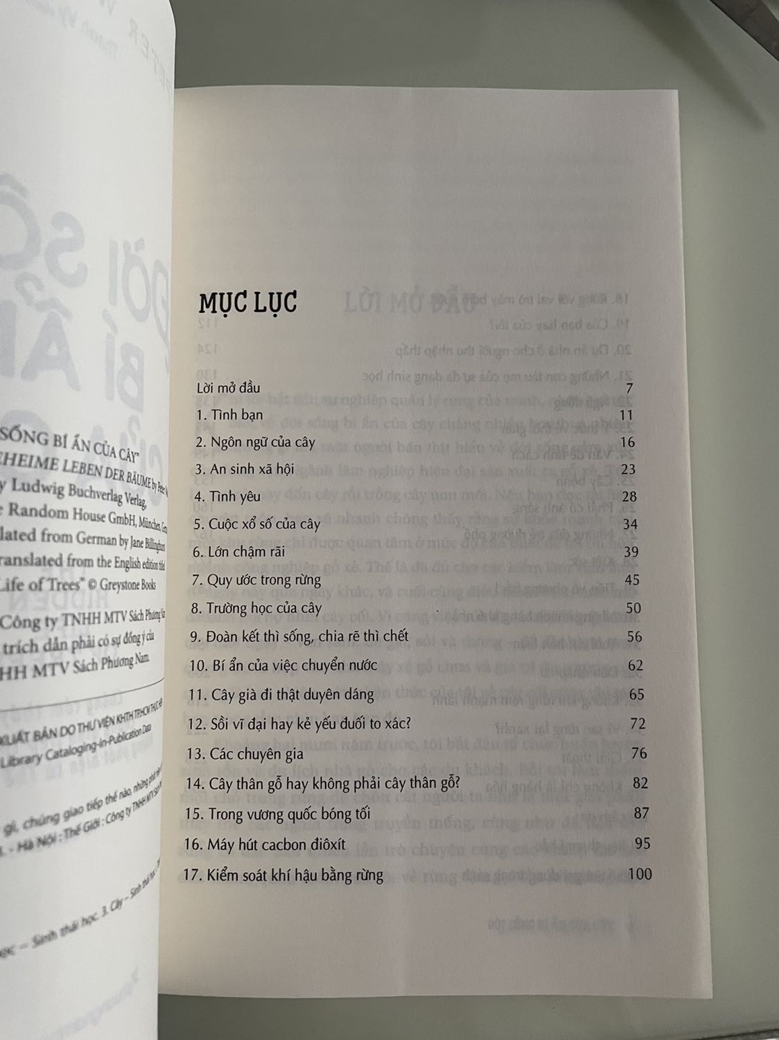 Sách được bọc rất cẩn thận. Bìa cứng, đẹp. Sách to hơn mình tưởng
Đây là cuốn dành cho bạn nào yêu cây (thiên nhiên nói chung), muốn tìm hiểu sâu về cây - một sinh vật mà hằng ngày chúng ta luôn nhìn thấy nhưng chưa thật sự biết và hiểu về nó.
