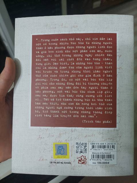 Sách ý nghĩa lắm nha, phục chế lại những bức thư làm thành sách, đọc thư mà thấy thương lắm luôn