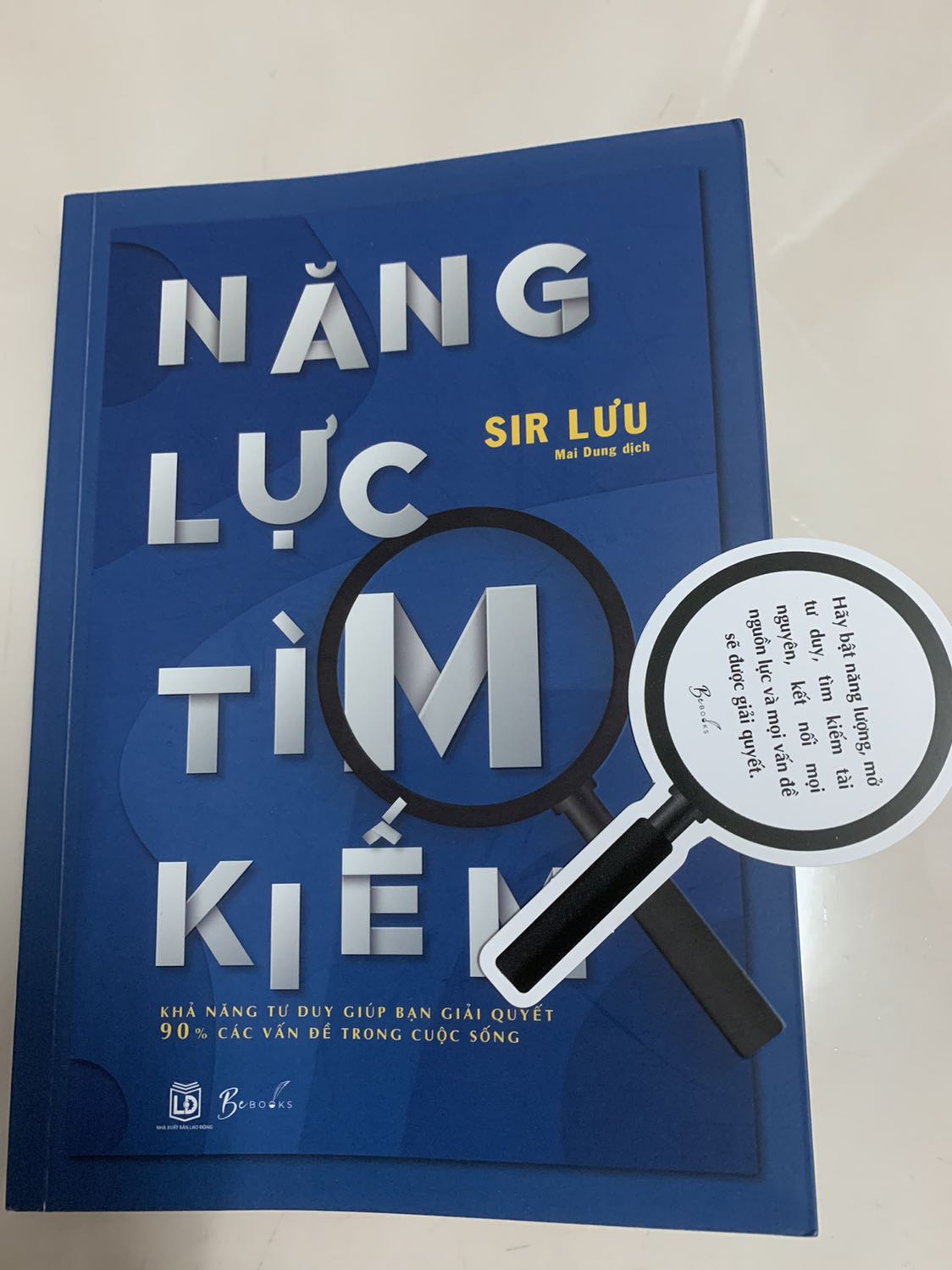/ 1 cuốn sách nói về khả năng tư duy mang tính tâm lý khá hay. cuốn này giúp mình khai sáng 1 vài điều trong cuộc sống nhất là về những trăn trở đối với công việc.Tác giả đưa ra những ví dụ cụ thể dễ hiểu cùng với những khái niệm của những nhà tâm lý học nổi tiếng.
"Người thông minh ko phải là ng có kiến thức uyên thâm, mà là ng biết dùng phương pháp đơn giản, ngắn gọn và có hiệu quả để tìm ra đáp án"
Sách mới hoàn toàn, sản phẩm hơn mong đợi. Giao hàng nhanh. Sẽ ủng hộ tiki nhiều hơn trong những lần mua sách kế tiếp :)