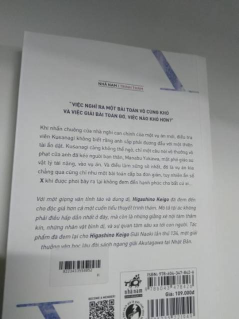 Đây là cuốn sách trinh thám đầu tiên mà mình đọc.     " Phía sau nghi can x ", 1 cuốn sách cuốn hút cực kỳ, mình luôn cảm thấy tò mò xem chuyện gì sẽ xảy ra tiếp theo ,  vụ án tuy cũng đã được giải đáp ra trước mặt người đọc từ trước nhưng mọi sự việc làm mình vô cùng bất ngờ, còn bất ngờ như thế nào thì bạn hãy đọc sách liền đi nha♥️. Màu sắc, in ấn thì rất là okay, tiki giao hàng nhanh, đóng gói cẩn thận( có giấy chống sốc). Nói chung là sách hay,chất lượng và mình thích cách viết truyện của Keigo lắm luôn . Sau khi đọc xong cuốn này thì chắc chắn mình sẽ tìm và đọc thêm nhiều sách trinh thám hơn nữa của bác Keigo. ⭐⭐⭐⭐⭐