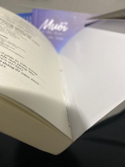 Có hơi trầy với xước 1 xíu nhưng bù lại giao nhanh nên không sao
Nội dung khá cuốn và sách khá cùi:))) có những cuốn mình mua được vài năm rồi nhưng nó không dễ xúc như vậy:)))) ban đầu không để ý đến lúc mở cuốn Muối ra thấy xúc nên mới để ý