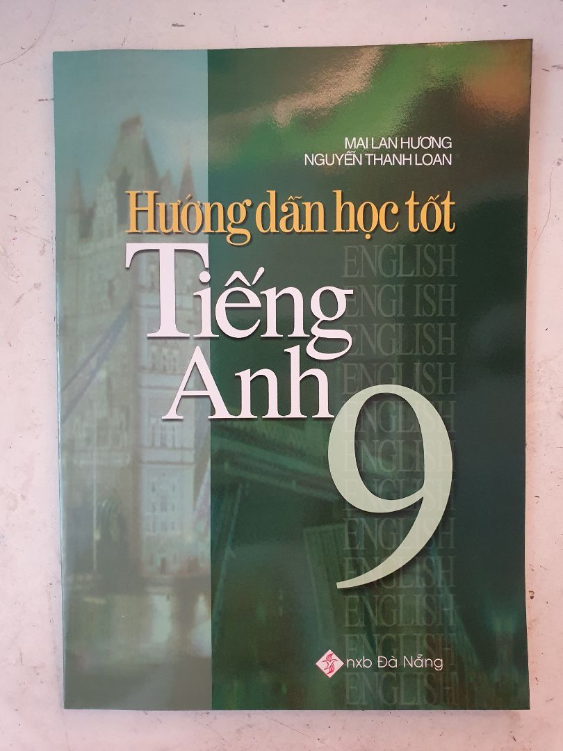 Sách có đầy đủ nội dung trong sgk, có từ vựng, ngữ pháp, đáp án và cả bảng động từ bất quy tắt luôn.
