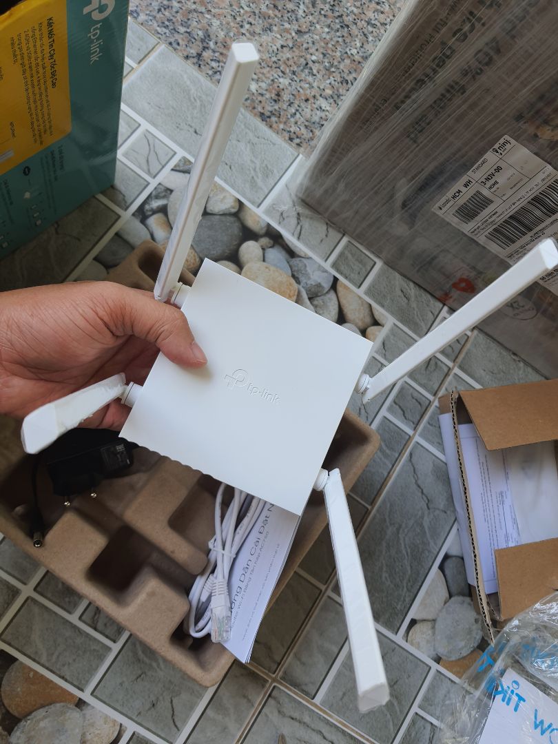 Nhận hàng trưa nay 20/5/21
Ko cần cài đặt,  chỉ cắm dây mạng vào cổng WAN dùng luôn 2 băng tầng có sẵn  (user vs pass  Có in ở mặt dưới thiết bị). ban đầu thấy ổn. mình sẽ *** tốc độ đăng lên sau nhé!