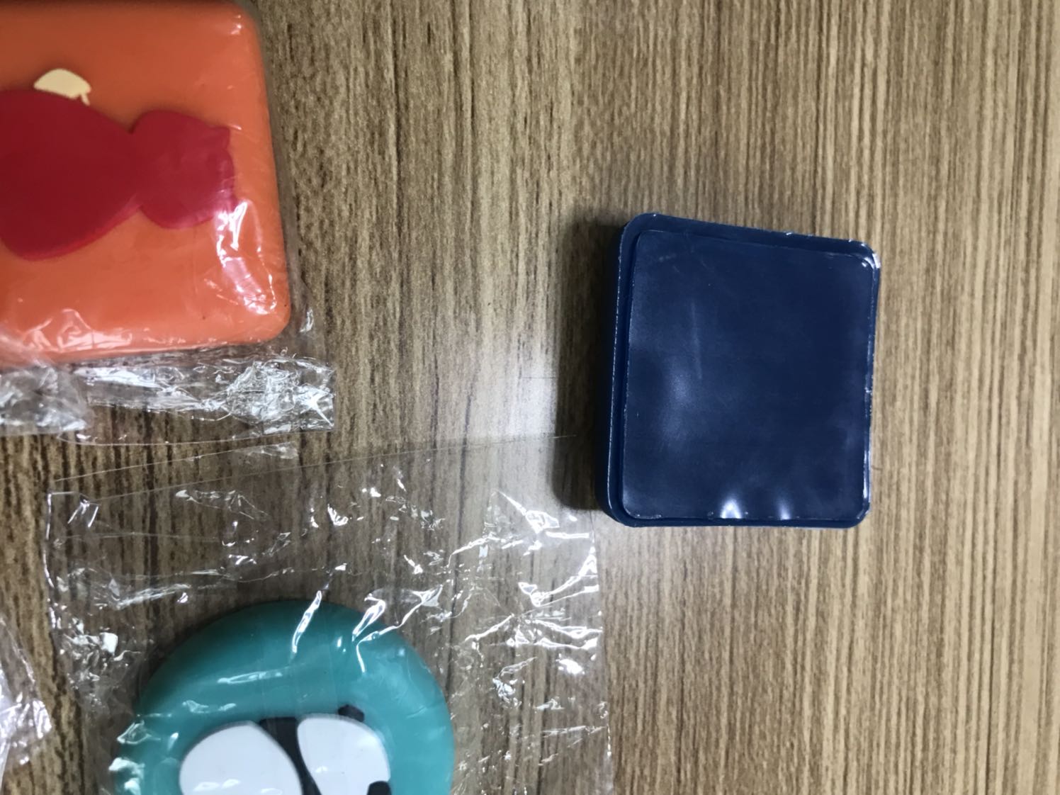 Sản phẩm thì ok, dán tạm thời thấy chắc chắn, mình dán cả trong nhà tắm lẫn ngoài trời và trong phòng, cửa đập vào là ok, còn keo dán thì chắc phải đợi thời gian chứng minh, cho 4 sao vì chủ shop chỉ cho mấy mẫu đẹp ít, còn mẫu con thiên nga hơi xấu thì cho nhiều :)))