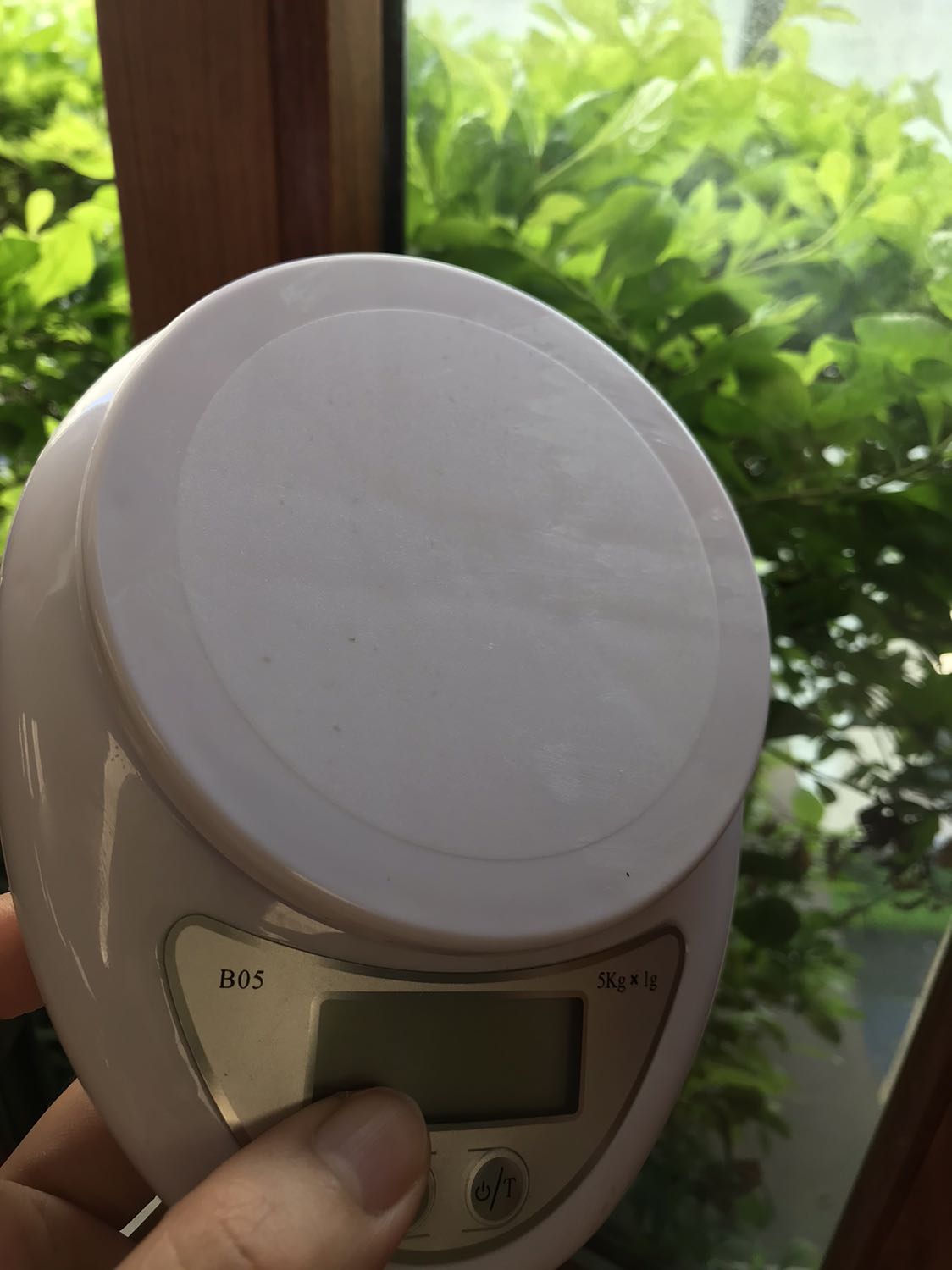 Cân giao xước cả mặt trên và mặt dưới, có nhiều vết bẩn giống như cân cũ . Không hài lòng