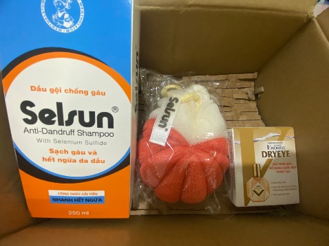 Dầu gội còn nguyên nhãn mác, tiếc là bữa sale giảm giá còn 150 không có mua. Shop có tặng cho mình 1 bông tắm nữa