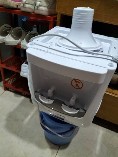 1 bên vòi nước nóng bị hở, vừa gắn bình nước vào xong 10 phút sau nước chảy tràn từ trong thân bình chảy hết ra sàn nhà. Chưa dùng được gì là phải lau dọn