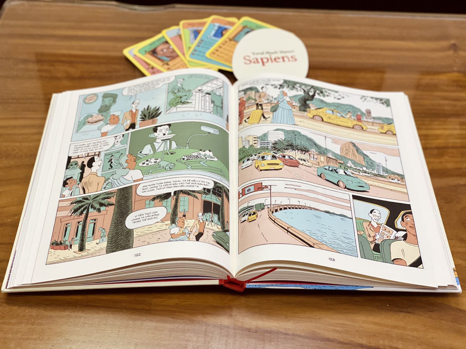 - Tiki giao hàng nhanh chóng nhưng đóng gói chưa được cẩn thận. Lúc giao kiện hàng còn móp méo như thế này. Thật sự thất vọng với bộ phận giao hàng của Tiki.
- Về mặt hình thức mình đánh giá 5 sao, sách bìa cứng, khổ to, có áo sách, in màu toàn bộ, chất lượng giấy tốt. Sản phẩm tặng kèm 1 bookmark & 6 thẻ nhân vật khá thú vị. Giá mình mua đã giảm khá nhiều so với giá bìa cộng mã vận chuyển nên quá ổn. Đây mới là tập 1 nên chắc chắn sẽ đón mua những tập tiếp theo. Nhìn chung chất lượng tuyệt vời! 
- Sách phù hợp làm quà tặng cho các bạn nhỏ thích khám phá lịch sử, bản thân mình cũng thích sách có nhiều ảnh minh họa sôi động, tạo động lực & hứng thú hơn trong việc đọc sách.