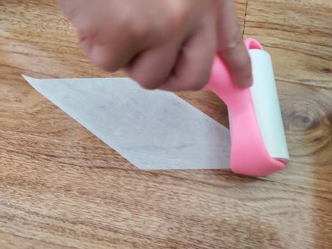 Sản phẩm tệ,khi lau sàn miếng dính để dính bụi và tóc dính luôn lên sàn, lau dc sàn mất luôn 1 cuộn