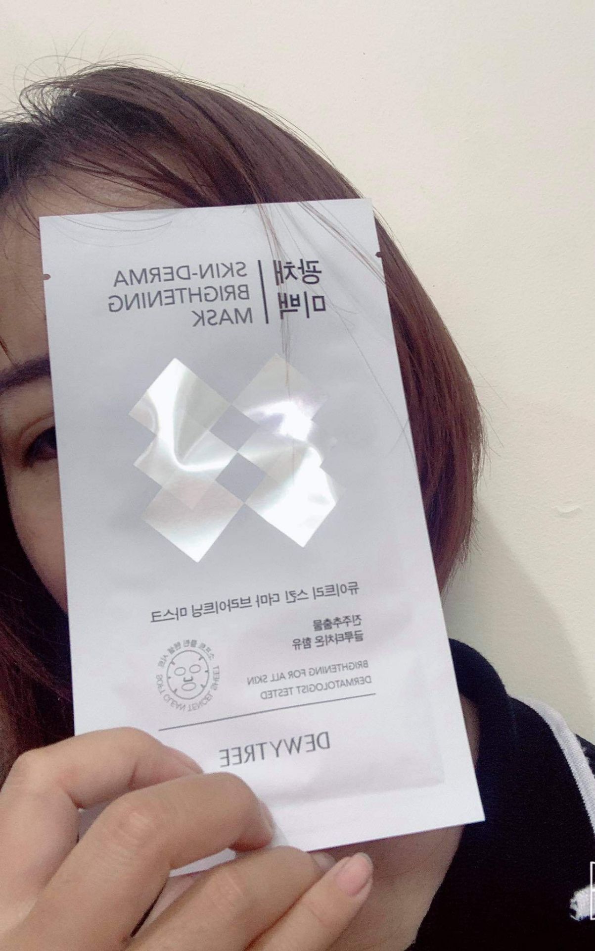 đắp vào siêu mát luôn mọi người . trước khi dùng nên làm sạch da mặt đi nha, vậy sẽ giúp tinh chất thẩm thấu nhanh hơn. sản ohaarm chất lượng, hàng chính hãng, nên mua nha mọi người