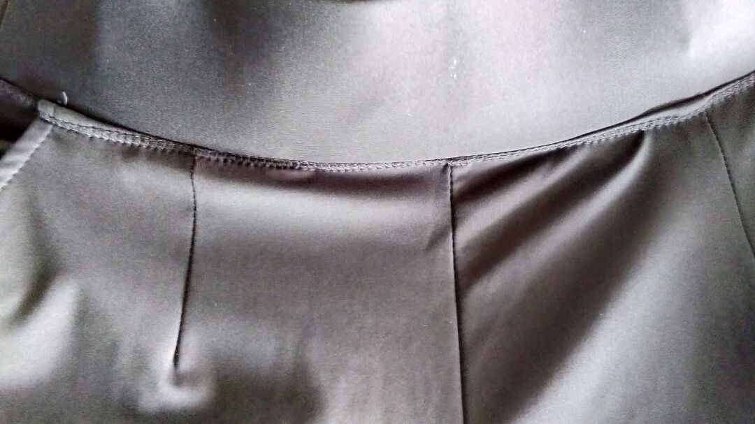 Thất vọng khi nhận được hàng. Chất liệu vải như thun lạnh, co giãn nhiều, ống quần không đứng như hình, nhìn như ống loe và bị dúm đường may. Đường may không cẩn thận. Tính mua thêm một số sản phẩm trên shop và Tiki nữa, nhưng như vầy thì phải xem lại.