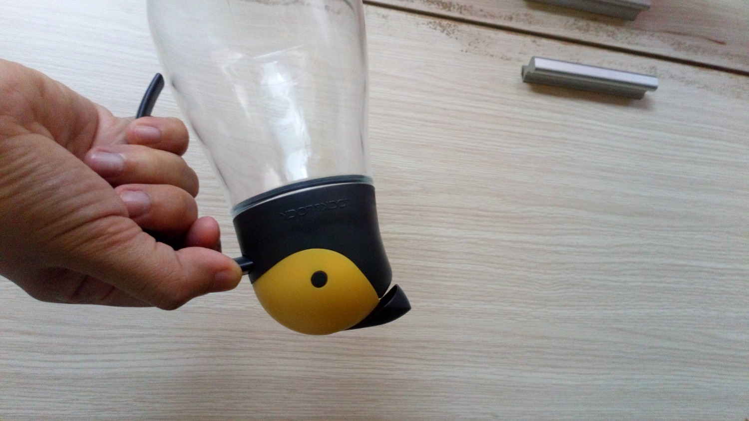 Mình rất thích Tiki giao hàng nhanh, nhân viên tốt mình mua rất nhiều sp rồi nhưng lần này thì sp bị lỗi . Mình gọi *** ko được. 
Sp mình mua là bình đựng dầu Lock& Lock, khi nghiên rót thì phần nắp ( mỏ chim) sẽ tự động bật mở, dầu ko bị dính ở miệng bình nhưng sp mình mua phần này ko bật mở gì cả. Coi như là 1 sp vô dụng rồi. Xin vui lòng đổi trả giúp mình. Cảm ơn rất nhiều