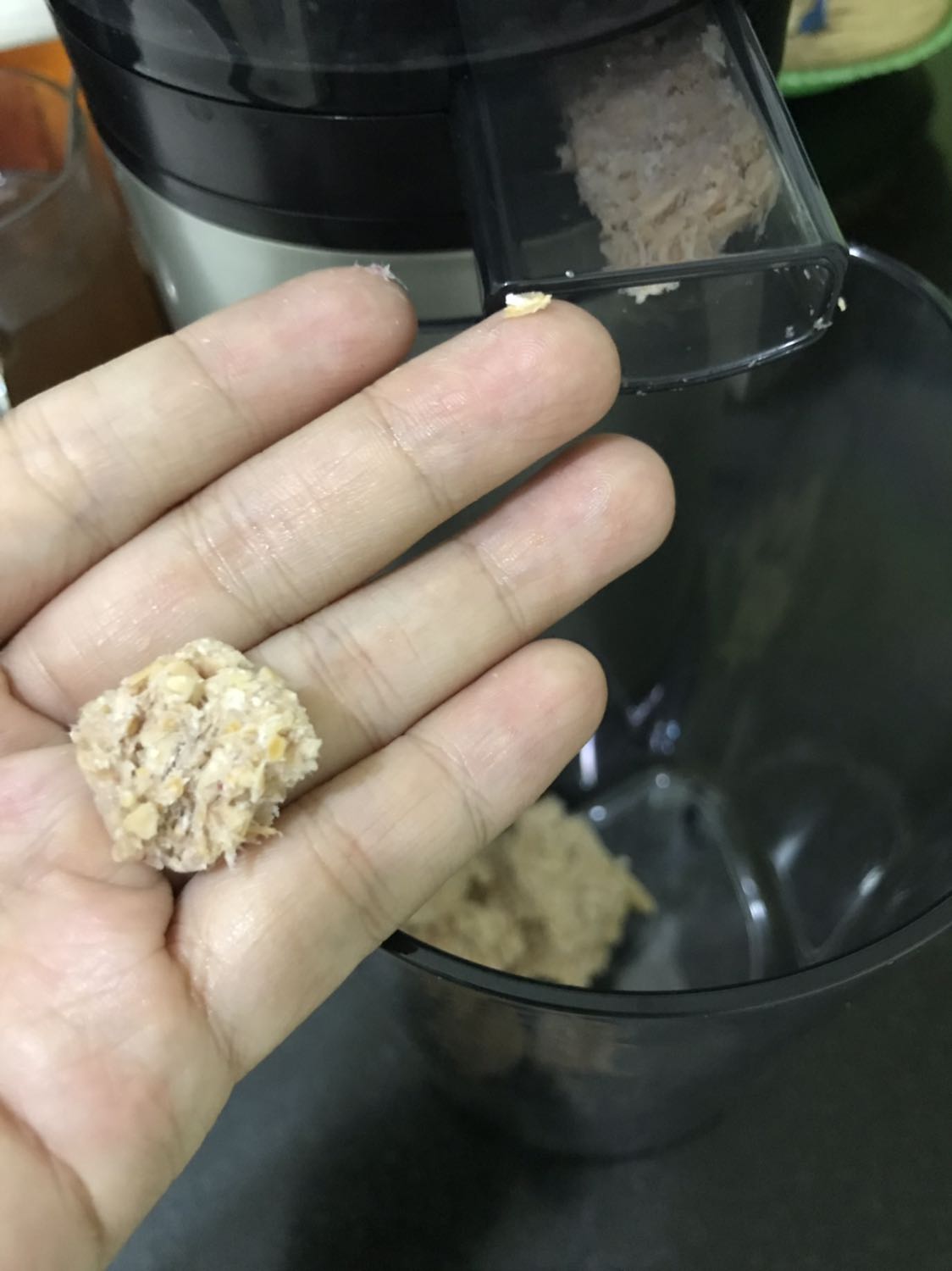 Sau 1 tháng sử dụng hằng ngày mình review xíu để bạn nào cần mua được biết nhé
Ưu điểm:
- Máy trục đứng gọn gàng ít tốn không gian bảo quản
- Tháo lắp nhanh, vệ sinh dễ dàng
- Máy hoạt động êm và không kén
- Bã ép 1 số loại hoa quả như lựu, carot, dâu,... khá khô
- kiểu dáng sang trọng hiện đại, thân máy chắc chắn, nặng tay
- có chức năng ép trái cây đã làm đông để chế biến kem trái cây , khá tiện
- có nút ngắt chảy nước trống tràn dơ nhà
- Đóng gói cẩn thận, giao hàng trước hẹn
- Giá mua tại thời điểm này là 4tr450 do tiki trading phân phối nên cũng yên tâm hơn về chế độ bảo hành
Nhược điểm:
- 1 số loại trái cây nước ép còn lẫn ít xác, có thể cần phải lọc lại bằng lưới lọc để chỉ lấy nước ép
- ống tiếp trái cây nhỏ, phải chẻ thanh nhỏ để lọt ống
Tóm lại, mình thấy nên mua vì sức khoẻ, thay vì lười ăn trái cây thì có máy ép cả gia đình siêng uống hơn, sạch sẽ hơn hàng quán, máy chạy đằm êm dùng khá thích, bé 4 tuổi có thể cùng làm với ba mẹ mà ko sợ nguy hiểm. Chọn máy ép chậm giá có cao hơn ép nhanh nhưng đổi lại dinh dưỡng nước ép giữ được cao hơn nên mình quyết định em panasonic này. Vote 4 sao nhé Sau 1 tháng sử dụng hằng ngày mình review xíu để bạn nào cần mua được biết nhé
Ưu điểm:
- Máy trục đứng gọn gàng ít tốn không gian bảo quản
- Tháo lắp nhanh, vệ sinh dễ dàng
- Máy hoạt động êm và không kén
- Bã ép 1 số loại hoa quả như lựu, carot, dâu,... khá khô
- kiểu dáng sang trọng hiện đại, thân máy chắc chắn, nặng tay
- có chức năng ép trái cây đã làm đông để chế biến kem trái cây , khá tiện
- có nút ngắt chảy nước trống tràn dơ nhà
- Đóng gói cẩn thận, giao hàng trước hẹn
- Giá mua tại thời điểm này là 4tr450 do tiki trading phân phối nên cũng yên tâm hơn về chế độ bảo hành
Nhược điểm:
- 1 số loại trái cây nước ép còn lẫn ít xác, có thể cần phải lọc lại bằng lưới lọc để chỉ lấy nước ép
- ống tiếp trái cây nhỏ, phải chẻ thanh nhỏ để lọt ống
Tóm lại, mình thấy nên mua vì sức khoẻ, thay vì lười ăn trái cây thì có máy ép cả gia đình siêng uống hơn, sạch sẽ hơn hàng quán, máy chạy đằm êm dùng khá thích, bé 4 tuổi có thể cùng làm với ba mẹ mà ko sợ nguy hiểm. Chọn máy ép chậm giá có cao hơn ép nhanh nhưng đổi lại dinh dưỡng nước ép giữ được cao hơn nên mình quyết định em panasonic này. Vote 4 sao nhé