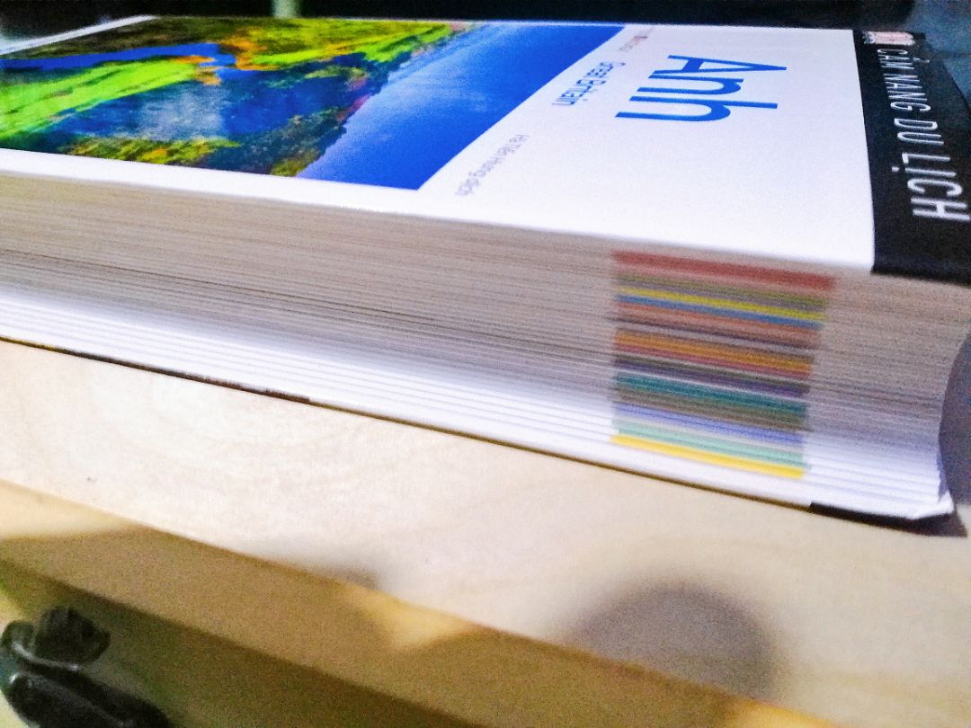 Mình nghĩ đây là cuốn sách ko thể thiếu vs những ai yêu mến nước Anh. Ngay cả khi cta chưa có dịp dc sang Anh thì cũng có thể có 1 chuyến du lịch qua sách bởi cuốn "từ điển thu nhỏ" này. Gọi là bách khoa toàn thư mini về du lịch, lịch sử và văn hóa Anh cũng dc luôn ấy. Sách siêu dày với hơn 600 trang, in màu full, hình ảnh rõ đẹp, chỉ mục và hướng dẫn cũng rõ ràng. Đây ko đơn giản là sách ảnh tips du lịch cho vui mà còn có thể xem là sách lịch sử hình thành vs phát triển của Great Britain cũng dc luôn đó. 

Đợt này mình mua cả 2 cuốn của Thái Lan và Anh do bên Fahasa đang có giá tốt. So với cuốn của Thái thì cuốn của Anh mình nhận dc seal ko tốt lắm và bìa cũng hơi bị móp ở góc. Nhg chắc đây cũng là điều khó tránh khỏi vì sách rất dày nên khi bọc seal và vận chuyển thì cũng dễ bị vậy nên mình thấy ko có vấn đề gì lắm.