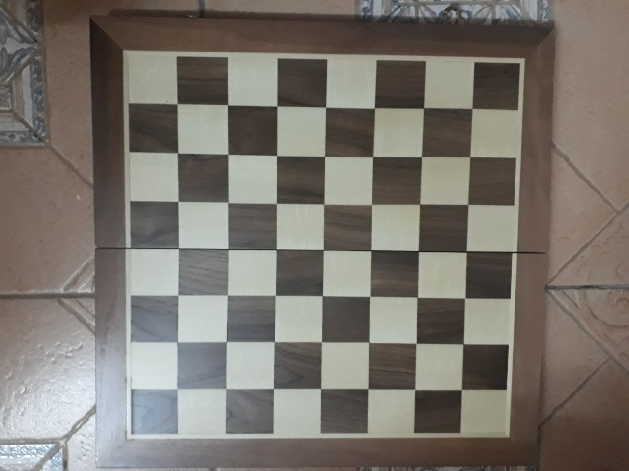 Các quân cờ khắc rất nét và cầm chắc tay. Màu gỗ nhìn cũng sang nên thấy đáng giá tiền. Giờ mình có muốn mang đi đâu thì nó khá là tiện.