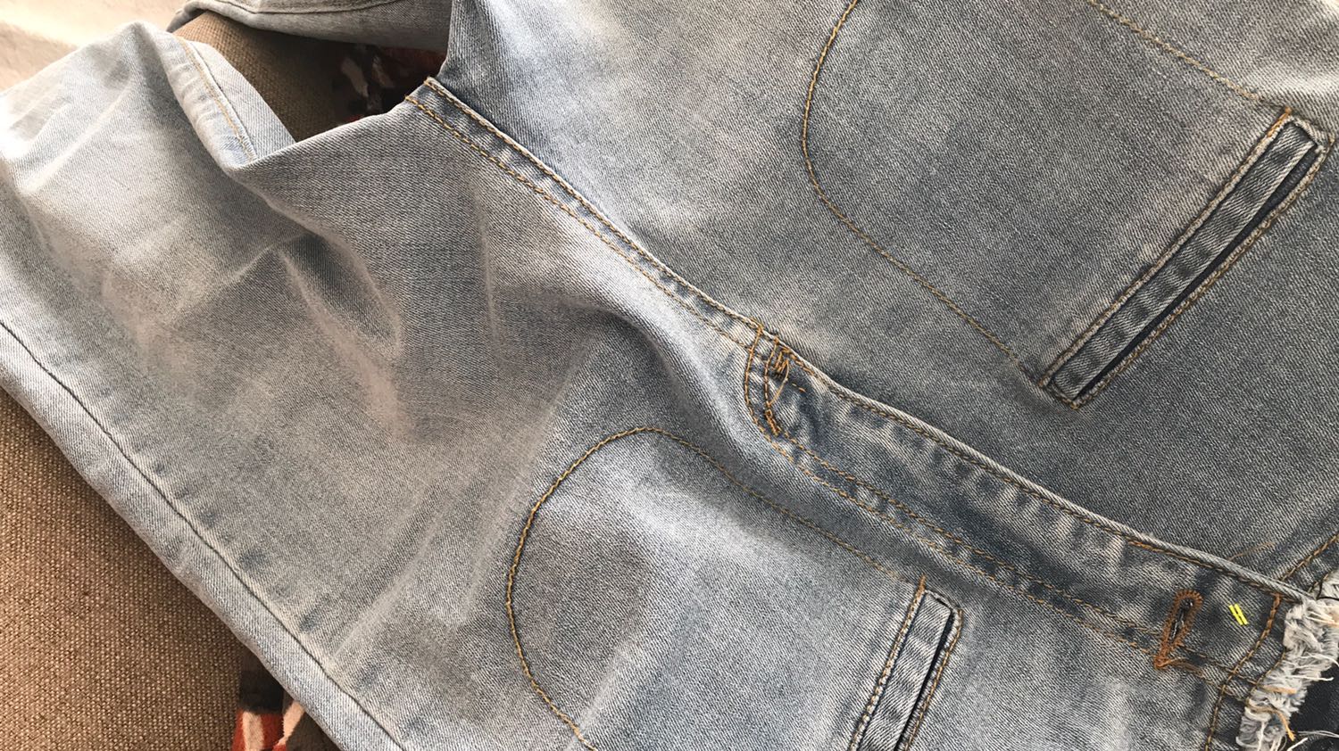 Quần cạp siêu cao hack dáng tôn mông cực kỳ. Chất jean mềm mặc co giãn rất ưng. À như m eo tầm 60-63 thì cần đi bóp eo nhé