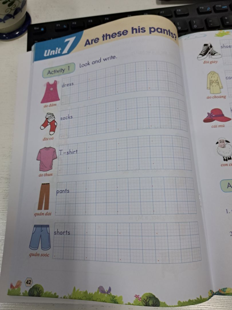 Tập đẹp, màu sắc rõ ràng, sinh động.
Có vẻ hữu ích cho bé