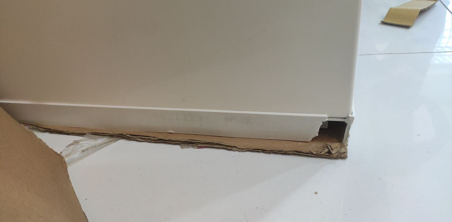 Đặt hàng ban đầu lịch giao ngày 05/10 rồi bào giao trễ 07/10. Ngày 08/10 mở ra thì phát hiện trầy xước trên thân và vỡ 1 lỗ dưới chân phía sau. Tôi nghĩ thôi cũng chấp nhận vẻ ngoài không hoàn hảo đưa vào sử dụng. Thợ lắp xong cắm vào thì hỡi ôi nó bốc khói khét lẹt mùi nhựa.