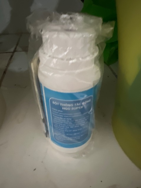 Hiệu quả rất tốt.
Tuy nhiên khi đổ nước sôi vào bột như tờ hướng dẫn thì bột nổ lụp bụp làm văng hóa chất lên da và gây bỏng da. Lỗi này là do mình sơ ý. Tờ hướng dẫn nên ghi lưu ý là bột sẽ nổ khi chế nước sôi vào, phòng trường hợp bột nằm trên mặt lỗ cống sẽ văng trúng chân người dùng ạ. Còn lại thì tờ hướng dẫn đã bảo mang bao tay cẩn thận rồi. Tóm lại nên mua.