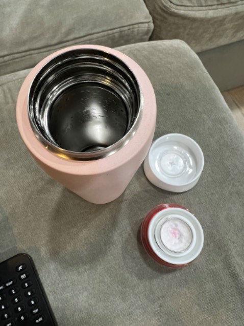 Bình mới mua khoảng 1 tuần, nắp bị tách lớp ở phần đầu dù trong quá trình sử dụng không có bất kỳ va đậy, hay rơi.
Đề nghị Supplier Tiki xem và xử lý cho khách hàng.