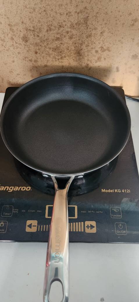 Chảo tốt, cầm nặng tay, xài được cho bếp từ, chiên nhiệt tỏa nhanh và đều quanh chảo Chảo tốt, cầm nặng tay, xài được cho bếp từ, chiên nhiệt tỏa nhanh và đều quanh chảo