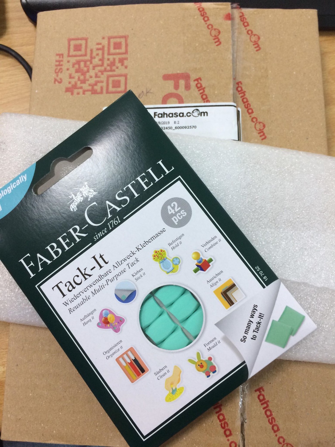 Đất sét do nhà sách FAHASA trên Tiki bán có giá rất tốt, thậm chí còn rẻ hơn ở các cửa hàng hoạ cụ bên ngoài. Phục vụ giao hàng bằng Grab siêu nhanh, mình chỉ mua 1 gói đất sét thôi mà đóng gói kỹ càng đẹp đẽ. Đất sét này tái sử dụng được và có nhiều công dụng khác nhau, mọi người có thể xem thêm cách sử dụng trong clip này https://www.youtube.com/watch?v=4uOHV_4652A . Mình chủ yếu dùng để đính tranh vẽ linh tinh lên tường mà không sợ hư tường hoặc hư giấy sau khi tháo đất sét ra.