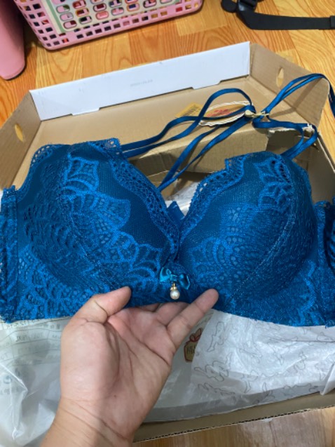 Áo đẹp, êm, phần gọng đứng hay bị cong lại