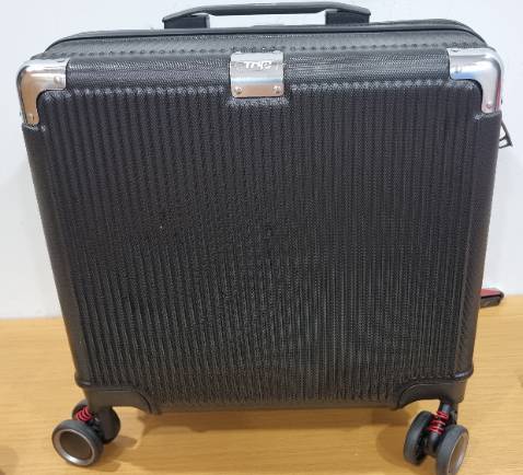 Giao hàng nhanh, sản phẩm giống hình. Mới mua nên chưa biết rõ về chất lượng. Tay cầm hơi lỏng. Hình logo chữ trắng được sơn chưa tốt, gãi nhẹ bị bay mất phần chữ.