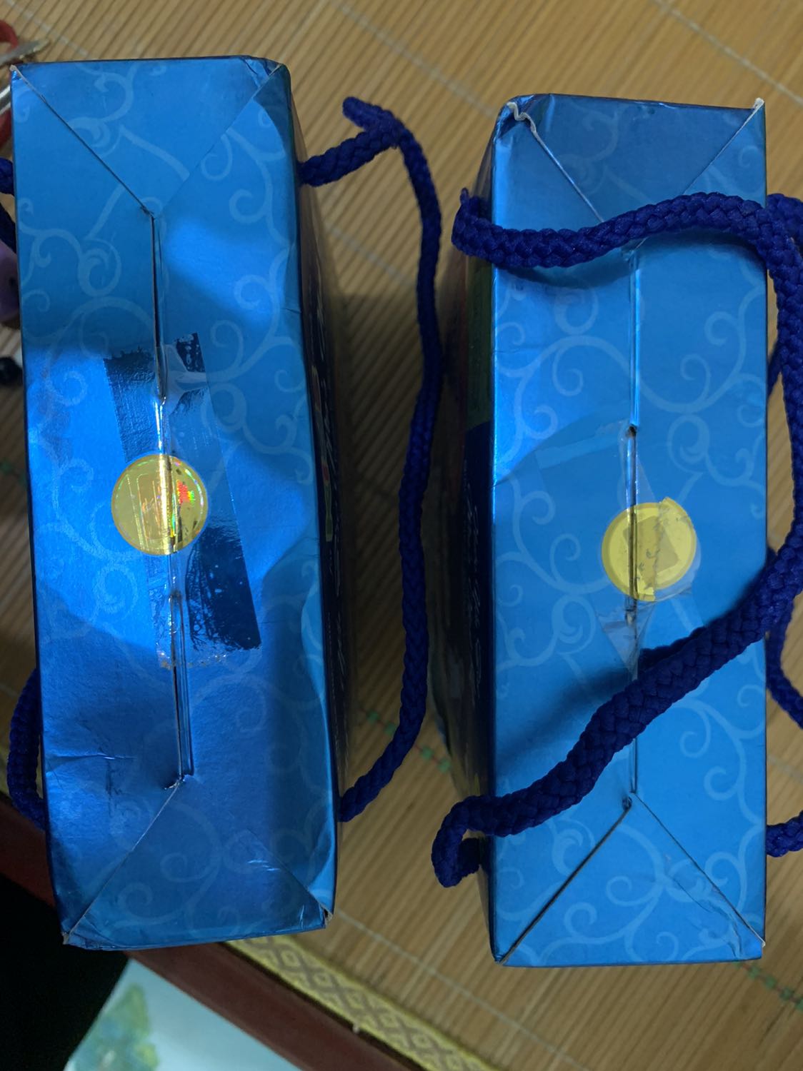 Không chấp nhận được . Nhận hàng thất vọng, hộp méo mó, bị bung, tem mác mỗi nơi 1 cái, thất vọng, cũng chỉ mua 1 lần .mọi ng nên tránh shop này ra !