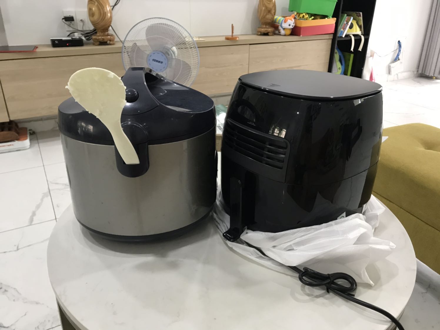 Sản phẩm okey, nhận được hàng chính hãng, có phiếu bảo hành đầy đủ, hướng dẫn kèm theo có 5 ngôn ngữ
Khay chiên nhỏ nhưng tổng thể nồi cũng khá to (bằng nồi cơm điện)
Chức năng chiên không dầu cơ bản của nồi này cũng không quá nổi trội so với các thương hiệu khác, được cái vệ sinh dễ dàng và độ hoàn thiện sp Phillip nhìn okey.