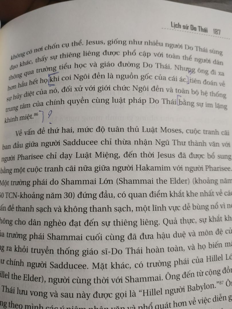 Cảm ơn tác giả dành nhiều tâm huyết để viết, cũng như dịch giả đã kỳ công để dịch sách này.
Nhưng có vài điều làm cho mình RẤT KHÔNG HÀI LÒNG:
- Sách ghi tiêu đề là Lịch sử Do Thái nhưng toàn bộ sách CHỈ là Quan Điểm cá nhân của tác giả về dân Do Thái qua các thời kỳ.
- Quan điểm của tác giả về Cơ Đốc Giáo hay về Chúa Jesus là chỉ là quan điểm của chính tác giả, và không đưa ra bất kỳ một bằng chứng nào
- Mình là một Cơ Đốc Nhân, vừa đọc vài trang đã khoanh rất nhiều quan điểm của tác giả và nó sai hoàn toàn với niềm tin Cơ Đốc.

- Kỳ vọng của mình trước khi mua sách này là cần ghi lại trung thực Lịch Sử của dân Do Thái qua các thời kỳ (Không cần bình luận, hay ít bàn luận gì thêm), chủ yếu là lịch sử Do Thái từ năm 70 SC -> 1948 SC. Nhưng sách này không làm được điều này.