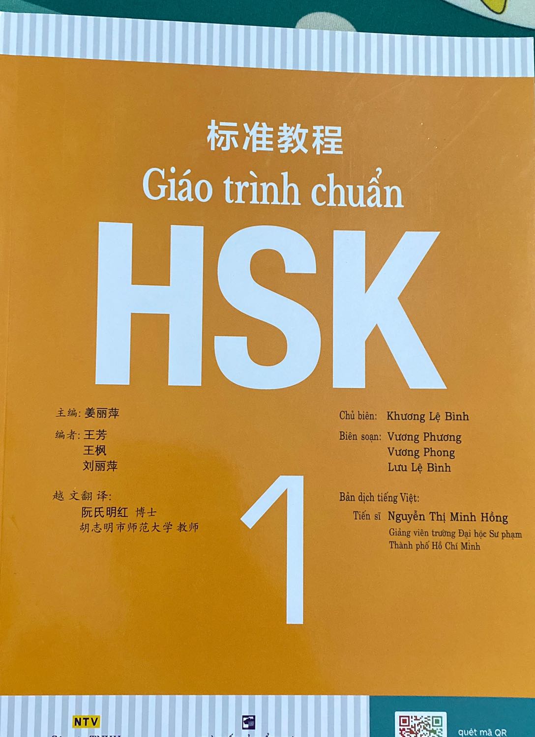 Hàng đóng gói rất đẹp. Quả nhiên người bán đã gửi gắm rất nhiều tâm tư và tình cảm trong lúc gói hàng. Hộp không có dấu hiệu bị móp, chứng tỏ bộ phận vận chuyển đã nâng như nâng trứng, hứng như hứng hoa. Xin nghiêng mình cảm ơn vì tất cả.