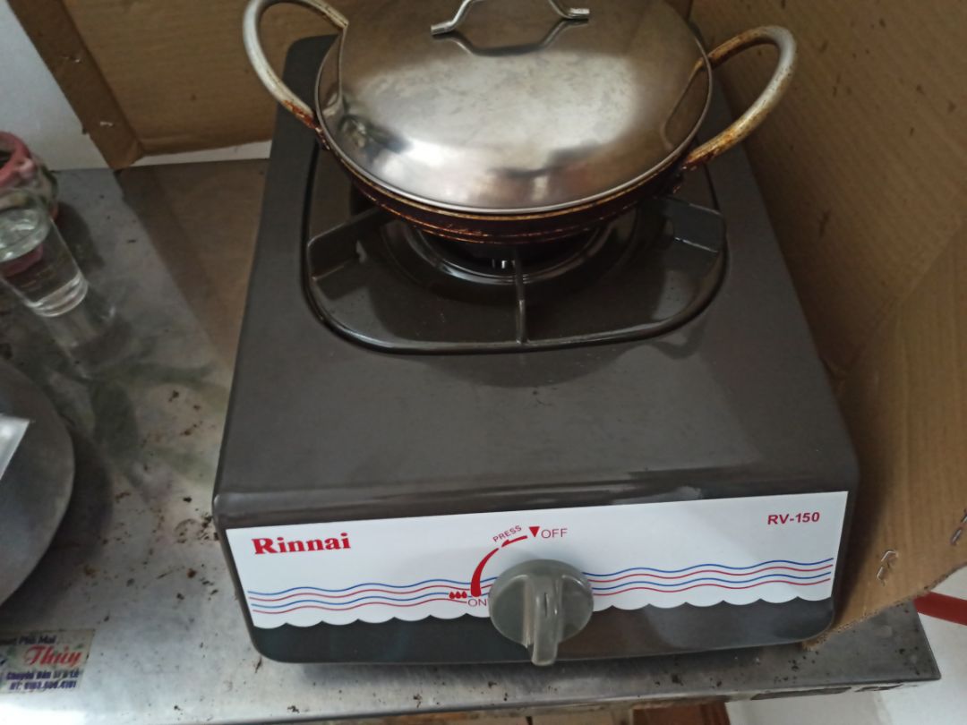 Bếp tốt, chắc chắn, vận hành như mong đợi, nhưng có một chân bị hụt xuống làm bếp bị chênh, phải lót thêm giấy vào. Chung lại là sản phẩm tốt, sử dụng ổn