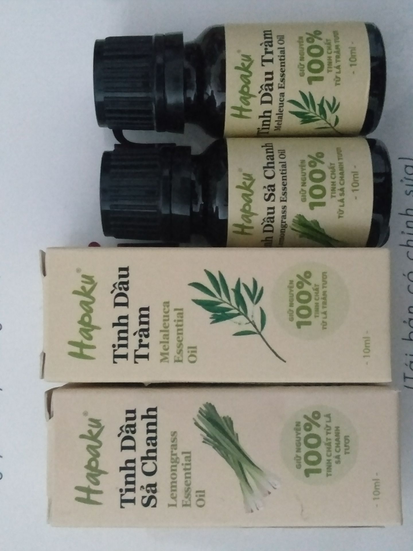 Các cụ hay nói đắt mà sắt ra miếng quả ko sai tý nào, đây đúng là 1 sản phẩm giá cả đi đôi với chất lượng.  Trên thị trường giờ nhan nhản các loại tinh dầu pha lẫn hóa chất,  ngửi mùi khó chịu mà lại rất đau đầu,  nhưng tinh dầu của Hapaku là loại nguyên chất 100% thật các bác ạ, em dùng 1 lần thích luôn ?, mùi hương dịu nhẹ dễ chịu, xả chanh dùng để đuổi muỗi phòng bé rất ổn,  mình sẽ tiếp tục ủng hộ Hapaku.